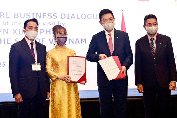 Sovico Chairwoman Nguyen Thi Phuong Thao gave the MOU to collaborate on sustainable energy and sustainable urbanisation solutions in Vietnam to CEO of Keppel Group Loh Chin Hua