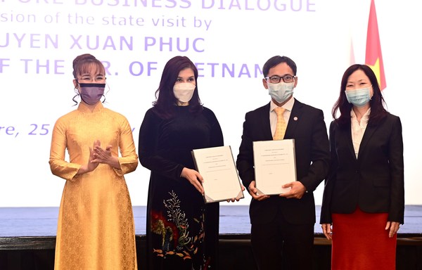 Vietjet Vice President Ho Ngoc Yen Phuong (second from left) and President of Commercial Aerospace at ST Engineering Lam Wai Meng Jeffrey exchanged the technical services and component support contract under the witness of Vietjet President & CEO Nguyen Thi Phuong Thao