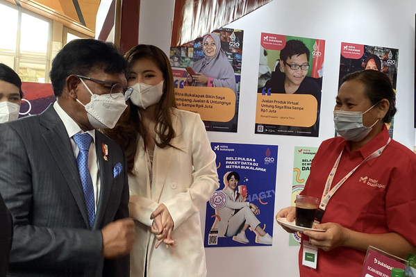 Indonesia's Minister of Communication and Information Technology, Johnny G. Plate had a chit-chat with Mitra Bukalapak from Bali, Juragan Made, who participated at the Digital Transformation Expo (DTE) during the Indonesia's G20 Presidency - 4th Digital Economy Working Group (DEWG) Meeting. Juragan Made is one of millions of warung owners who has been successfully growing its business using Mitra Bukalapak app. Indonesia's Minister of Communication and Information Technology, Johnny G. Plate had a chit-chat with Mitra Bukalapak from Bali, Juragan Made, who participated at the Digital Transformation Expo (DTE) during the Indonesia's G20 Presidency - 4th Digital Economy Working Group (DEWG) Meeting. Juragan Made is one of millions of warung owners who has been successfully growing its business using Mitra Bukalapak app.